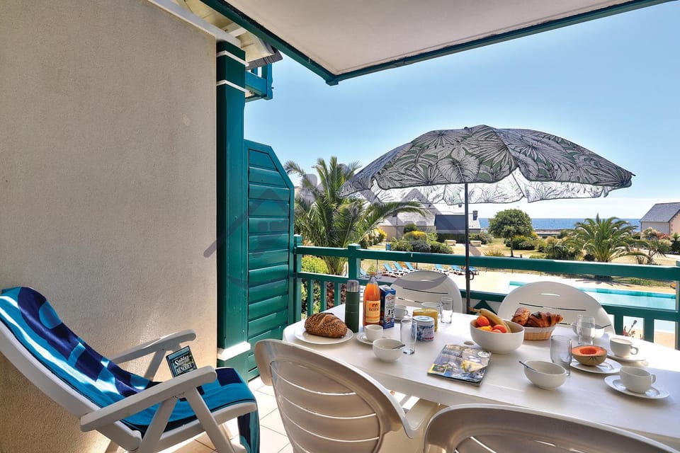 View (from property/room), Dining area, Swimming pool
