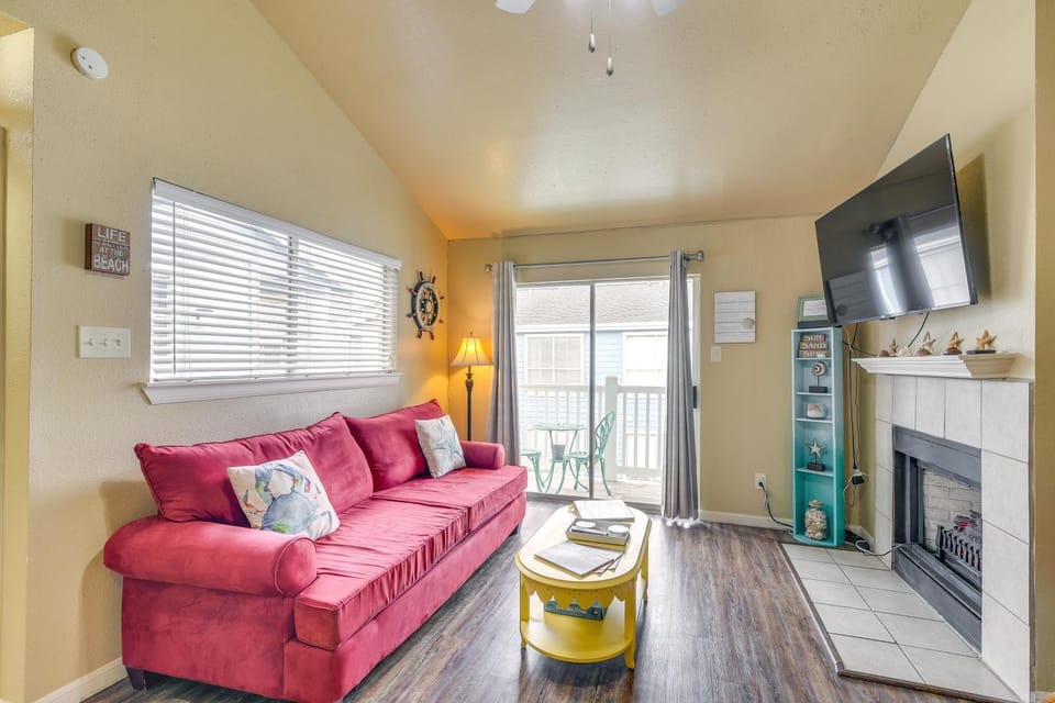 Bay View, Pool Access: Romantic Galveston Retreat! House in Galveston Island