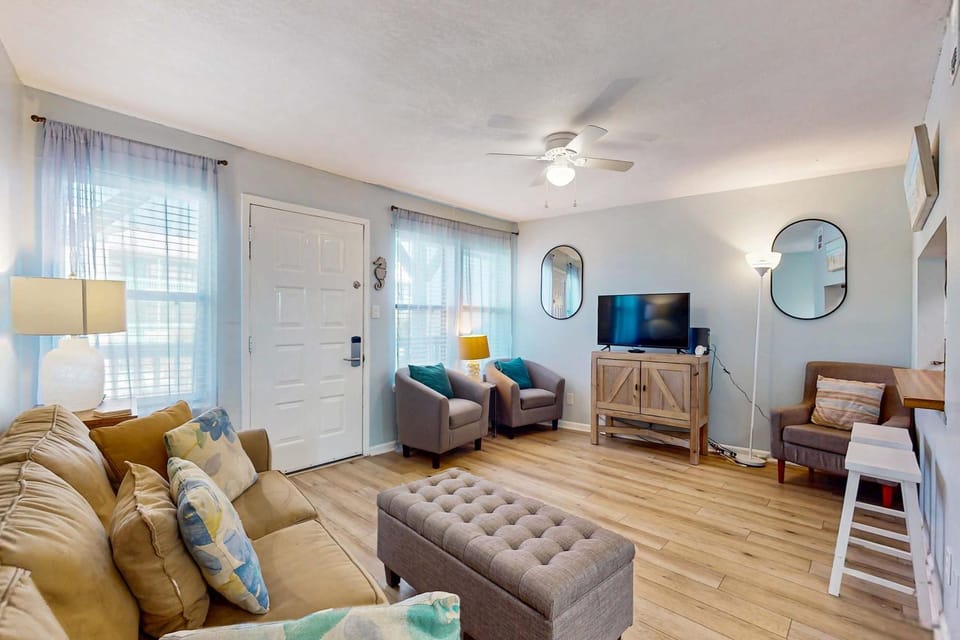 Sea Breeze 206 - The Lucky Pelican House in West Beach