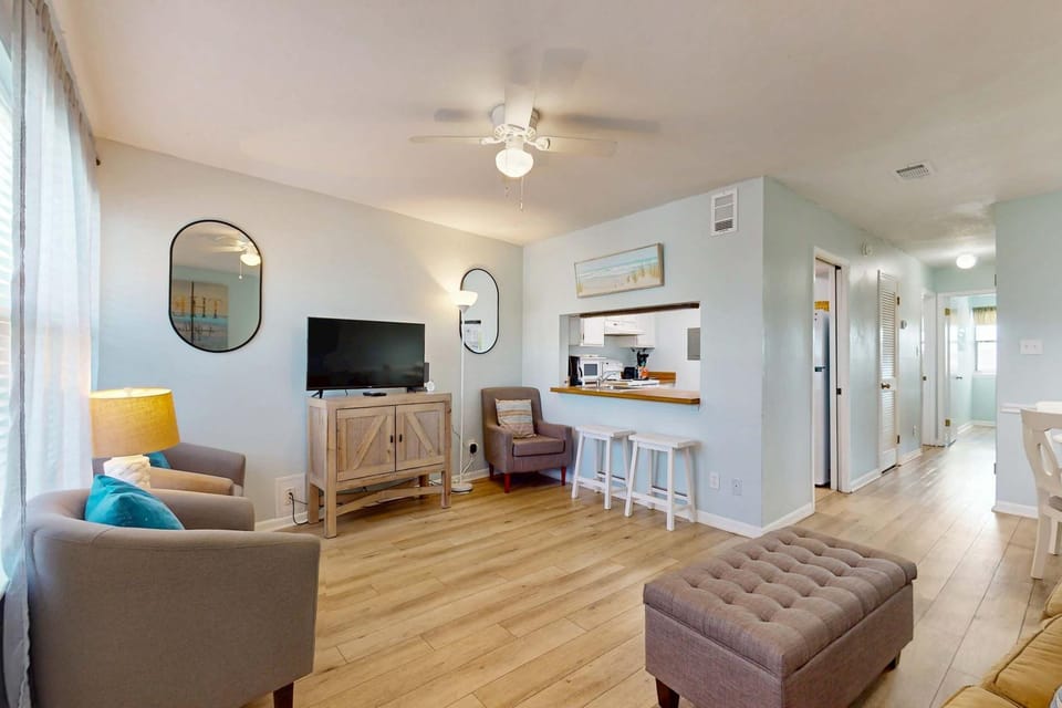 Sea Breeze 206 - The Lucky Pelican House in West Beach
