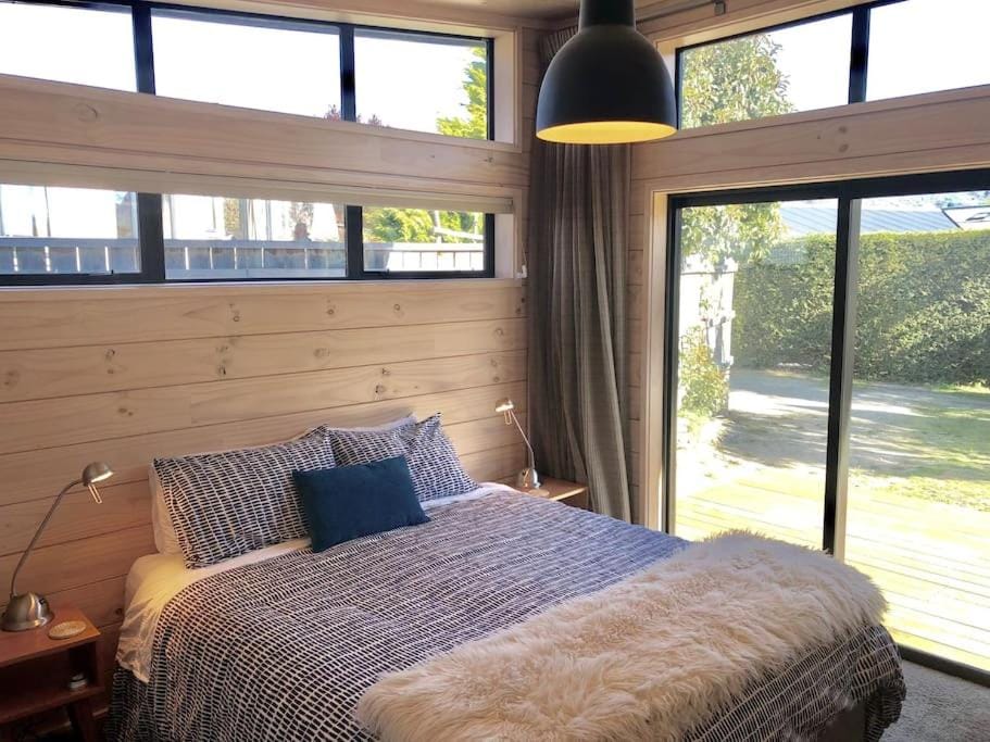 Modern Kowhai Cottage House in Wanaka