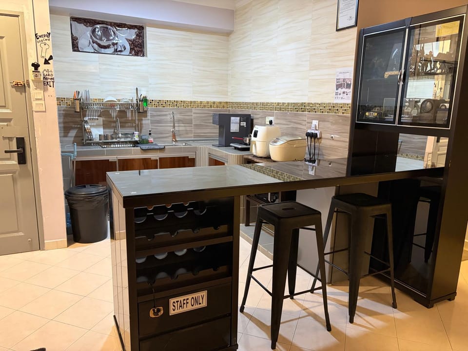 Coffee/tea facilities, Dining area, minibar, stove