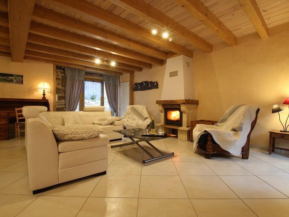 Gîte spacieux avec terrasse surplombant rivière, idéale pour pêche et sports d’eau, tout inclus - FR-1-582-17 House in Auvergne-Rhône-Alpes