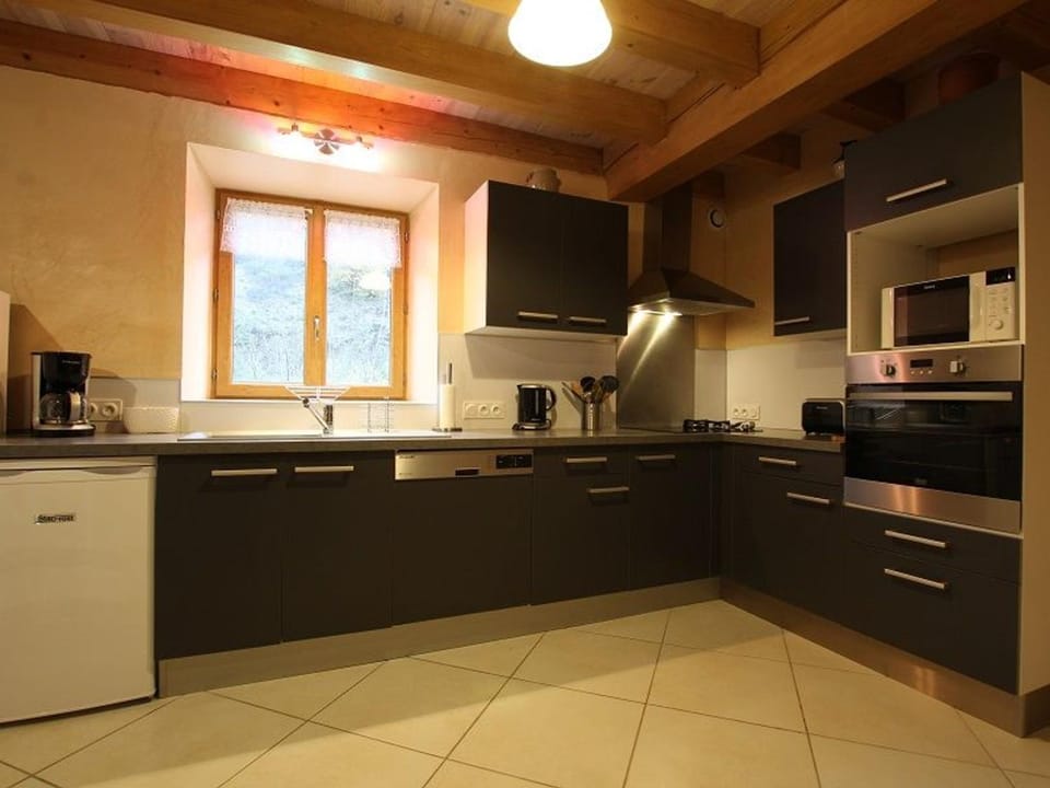 Gîte spacieux avec terrasse surplombant rivière, idéale pour pêche et sports d’eau, tout inclus - FR-1-582-17 House in Auvergne-Rhône-Alpes