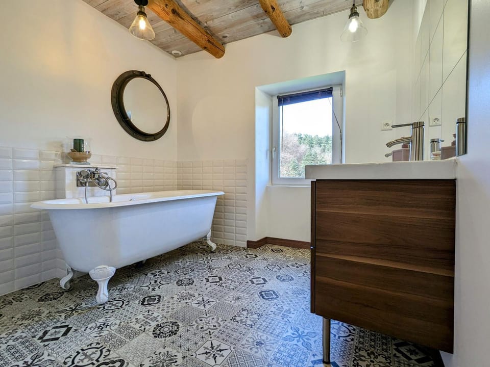 Ancienne ferme rénovée avec jardin privé, poêle à bois et terrasse - FR-1-582-44 House in Auvergne-Rhône-Alpes