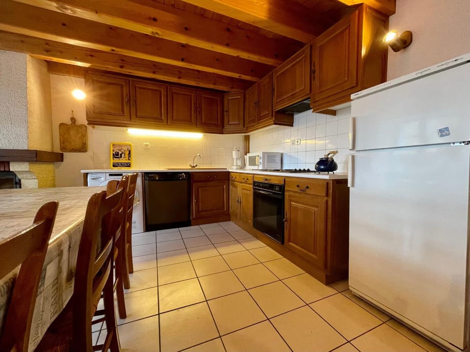 Maison de Village Indépendante avec Cour Fermée et Garage - Proche Sites Médievaux et Nature - FR-1-582-61 House in Auvergne-Rhône-Alpes
