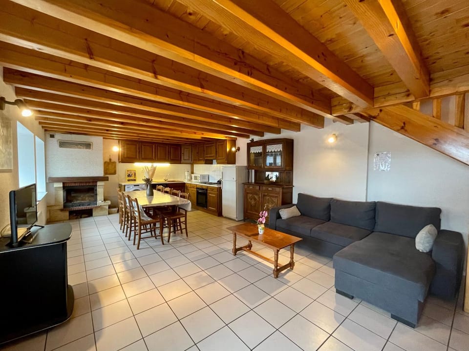 Maison de Village Indépendante avec Cour Fermée et Garage - Proche Sites Médievaux et Nature - FR-1-582-61 House in Auvergne-Rhône-Alpes