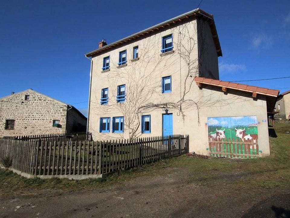 Maison de Village Indépendante avec Cour Fermée et Garage - Proche Sites Médievaux et Nature - FR-1-582-61 House in Auvergne-Rhône-Alpes