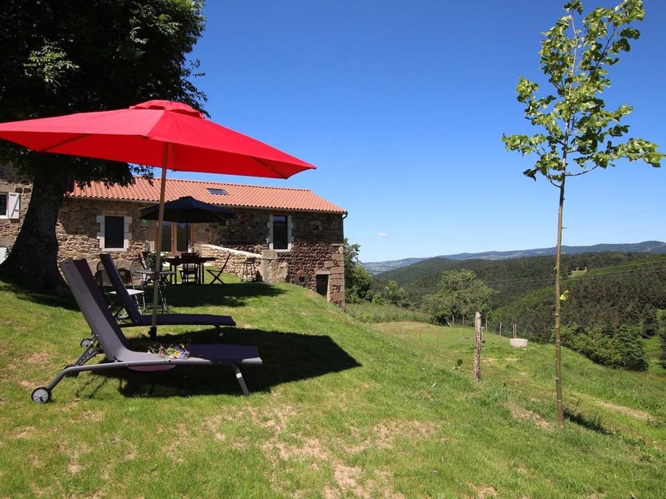 Gîte au calme avec équipements PMR, parking, animal accepté - FR-1-582-59 House in Auvergne-Rhône-Alpes