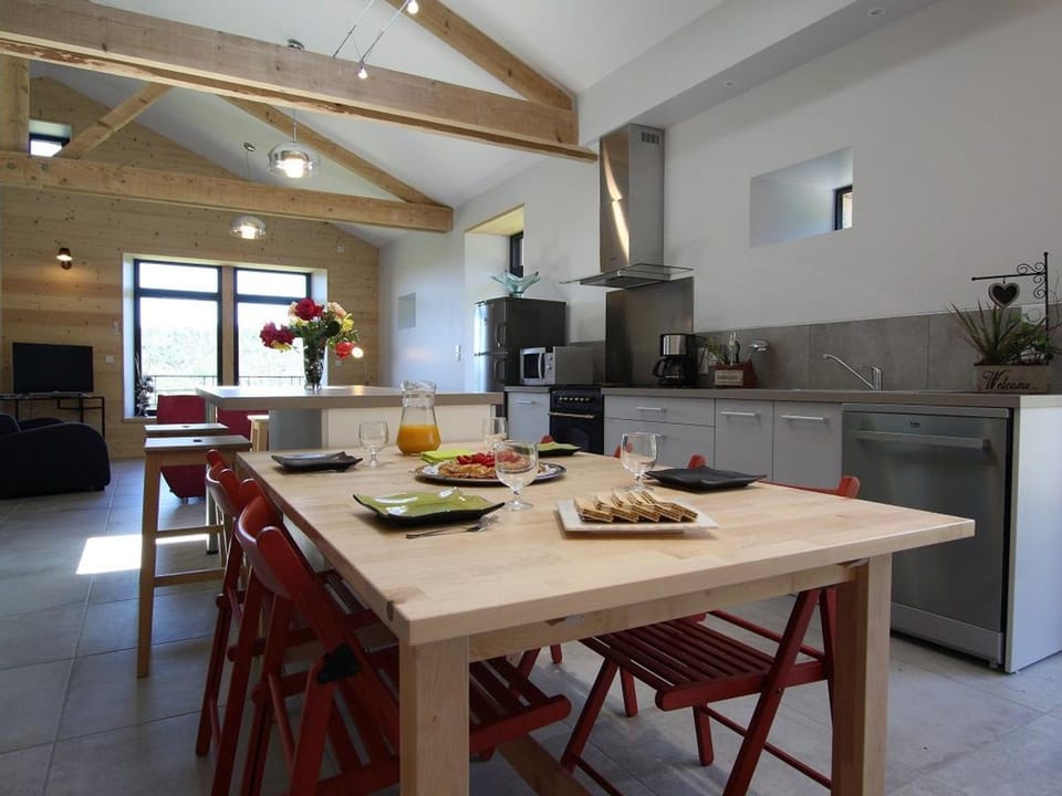 Gîte au calme avec équipements PMR, parking, animal accepté - FR-1-582-59 House in Auvergne-Rhône-Alpes