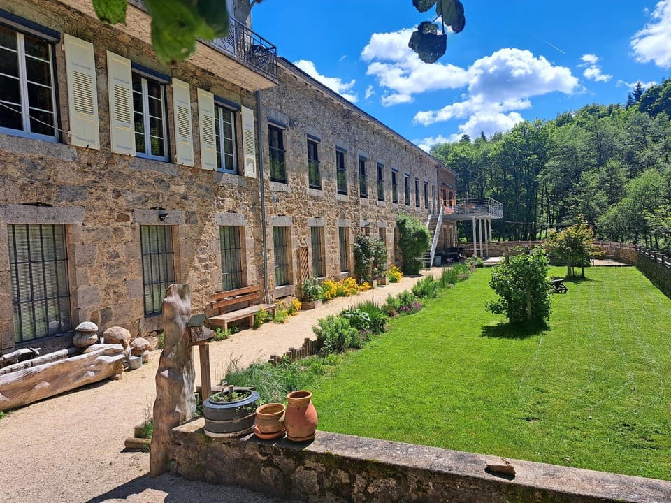 Grand gîte rénové, billard, baby-foot, vue sur rivière, terrasse, activités diverses - FR-1-582-76 House in Provence