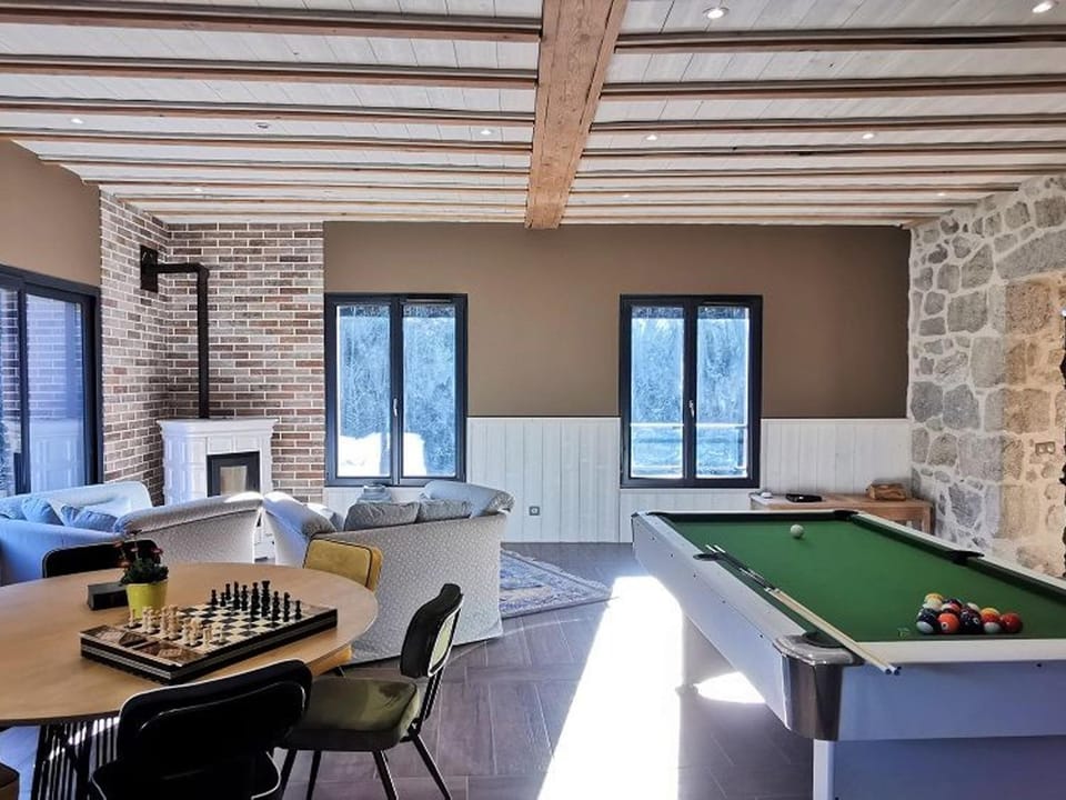 Grand gîte rénové, billard, baby-foot, vue sur rivière, terrasse, activités diverses - FR-1-582-76 House in Provence