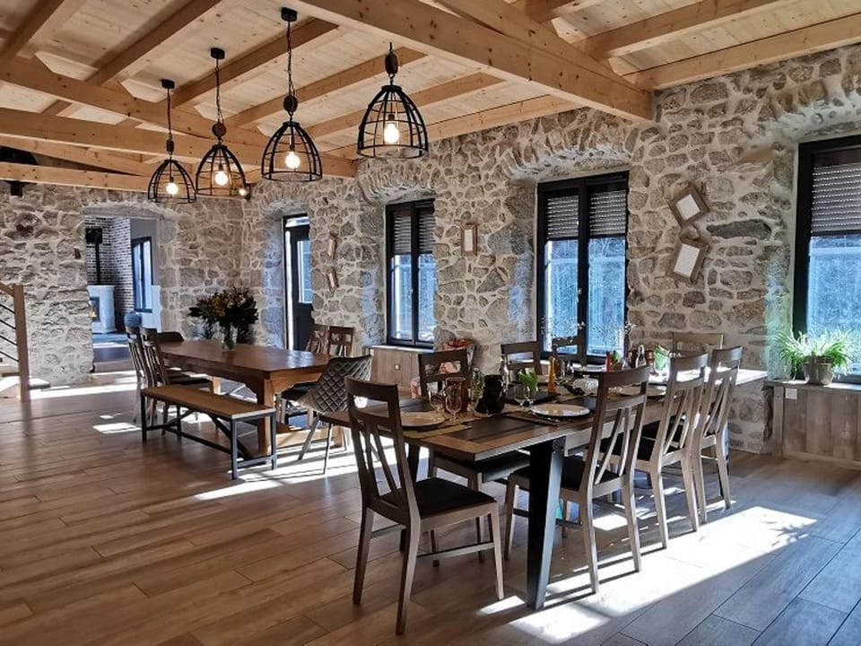 Grand gîte rénové, billard, baby-foot, vue sur rivière, terrasse, activités diverses - FR-1-582-76 House in Provence