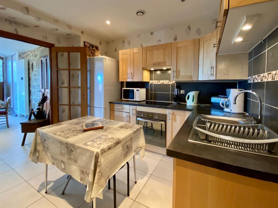 Charmante maisonnette à Blavozy, proche du Puy-en-Velay, avec terrasse privative, WiFi, et parking - FR-1-582-57 House in Auvergne-Rhône-Alpes