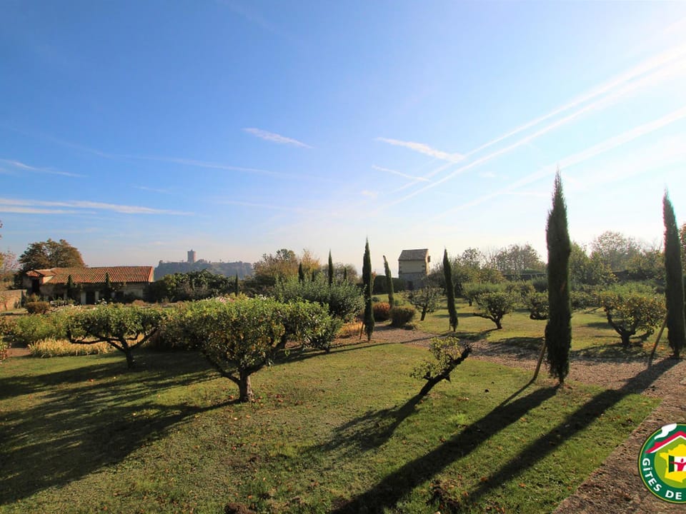 Ferme XVIe siècle rénovée avec jardin clos et WiFi - FR-1-582-119 House in Auvergne-Rhône-Alpes
