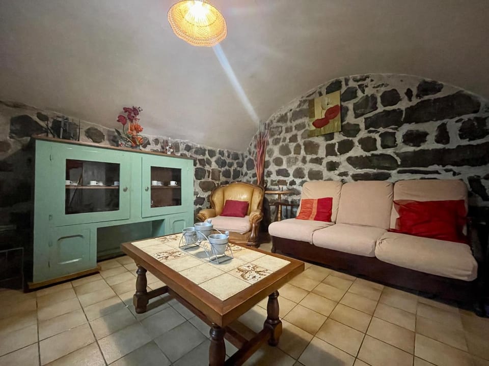 Gîte confortable en hameau calme près du Puy en Velay – 2 chambres, équipement bébé, terrain fermé - FR-1-582-141 House in Auvergne-Rhône-Alpes