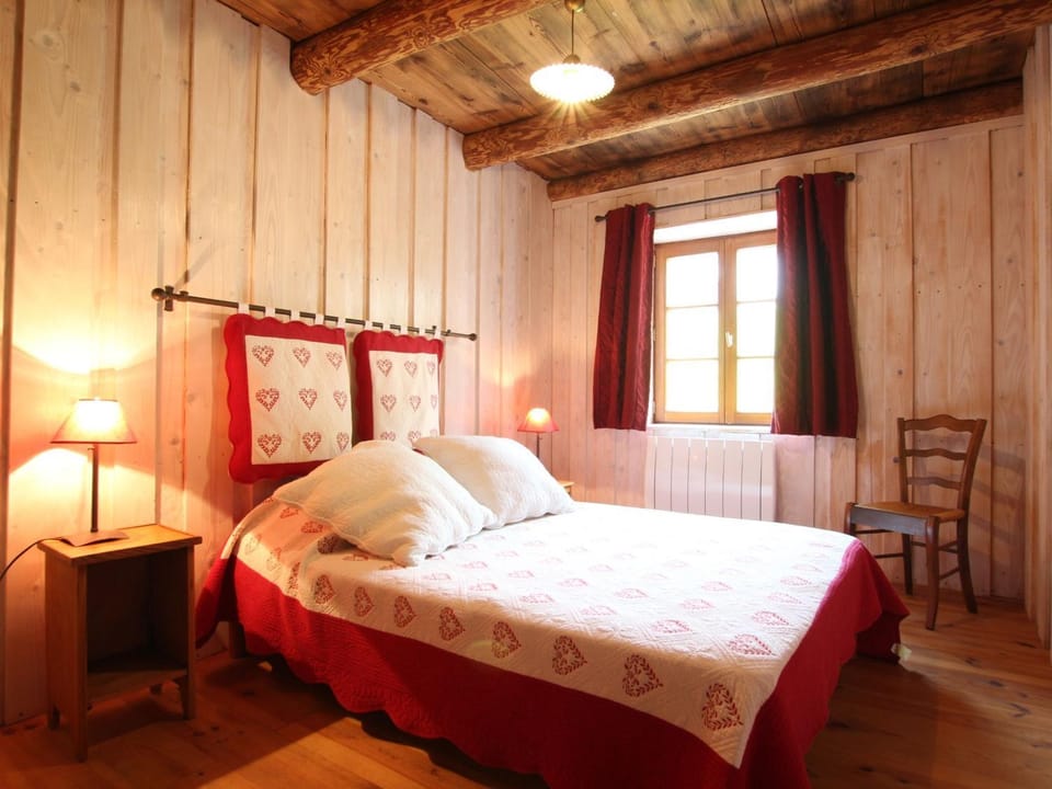 Charmante Maison de Ferme avec Cour Fermée, Proche Loisirs et Nature - FR-1-582-191 House in Auvergne-Rhône-Alpes