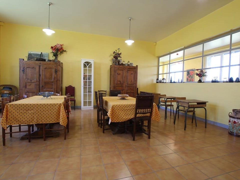 Gîte familial avec charme d'école, terrasse, terrain clos, proche gorges de la Loire et sites naturels - FR-1-582-185 House in Auvergne-Rhône-Alpes
