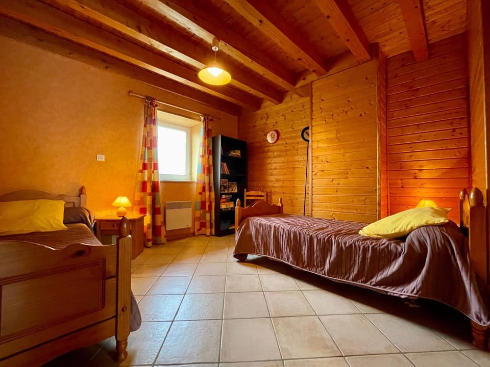 Gîte familial avec terrasse proche châteaux, lac, et parcours aventure - FR-1-582-174 House in Auvergne-Rhône-Alpes