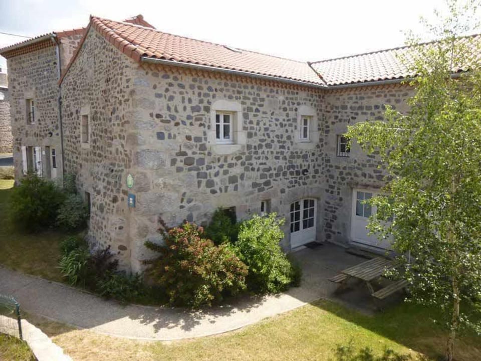 Gîte charmant pour 8 pers à Rauret avec cheminée, terrasse et accès "Tourisme et Handicap" - FR-1-582-186 House in Auvergne-Rhône-Alpes