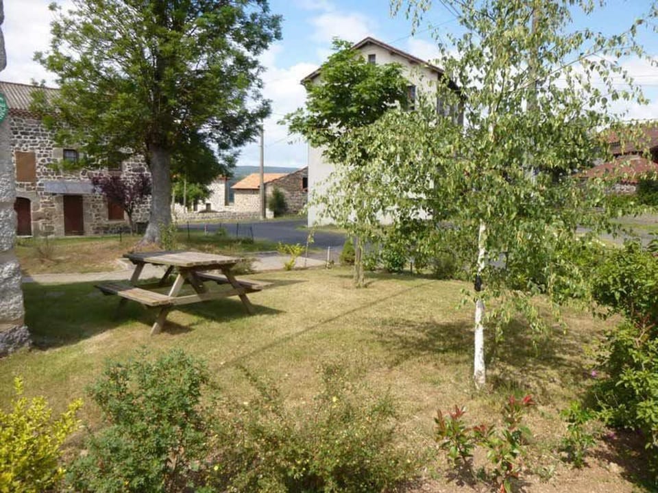 Gîte indépendant 4 pers. à Rauret avec cour, proche gorges de l'Allier, parking privé, animations. - FR-1-582-193 House in Auvergne-Rhône-Alpes