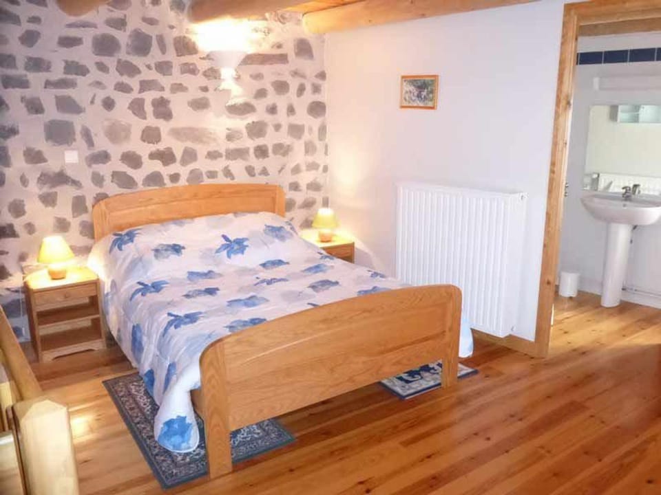 Gîte indépendant 4 pers. à Rauret avec cour, proche gorges de l'Allier, parking privé, animations. - FR-1-582-193 House in Auvergne-Rhône-Alpes