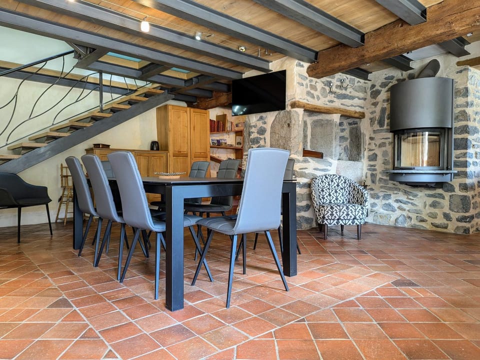 Gîte d'exception avec spa, jardin paysagé et équipements haut de gamme à Blanlhac - FR-1-582-201 House in Auvergne-Rhône-Alpes