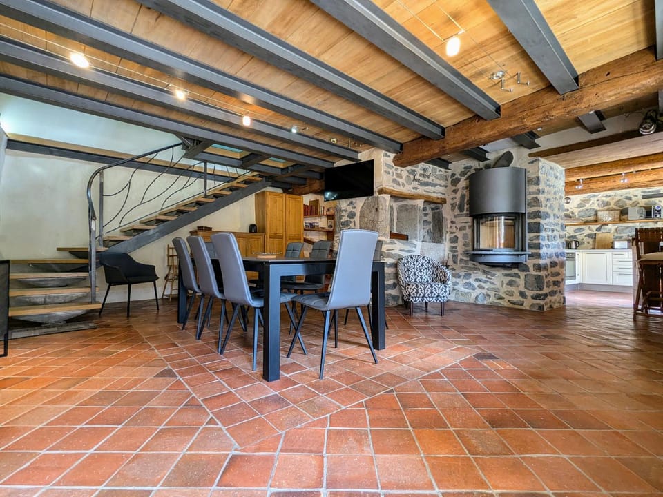 Gîte d'exception avec spa, jardin paysagé et équipements haut de gamme à Blanlhac - FR-1-582-201 House in Auvergne-Rhône-Alpes