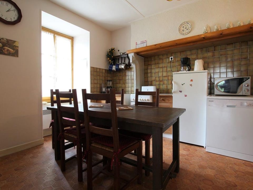 Charmant Gîte Indépendant au Coeur d'un Village de Campagne avec Cour Fermée - FR-1-582-222 House in Auvergne-Rhône-Alpes