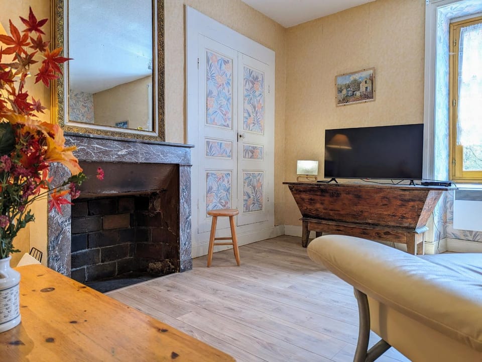 Charmant Gîte Indépendant au Coeur d'un Village de Campagne avec Cour Fermée - FR-1-582-222 House in Auvergne-Rhône-Alpes