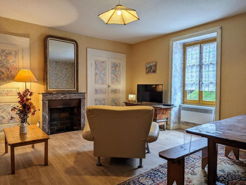 Charmant Gîte Indépendant au Coeur d'un Village de Campagne avec Cour Fermée - FR-1-582-222 House in Auvergne-Rhône-Alpes