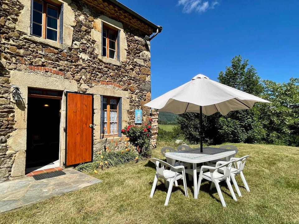 Maison familiale 4 chambres avec jardin, cheminée, poêle à bois, parking et Wi-Fi - FR-1-582-230 House in Auvergne-Rhône-Alpes