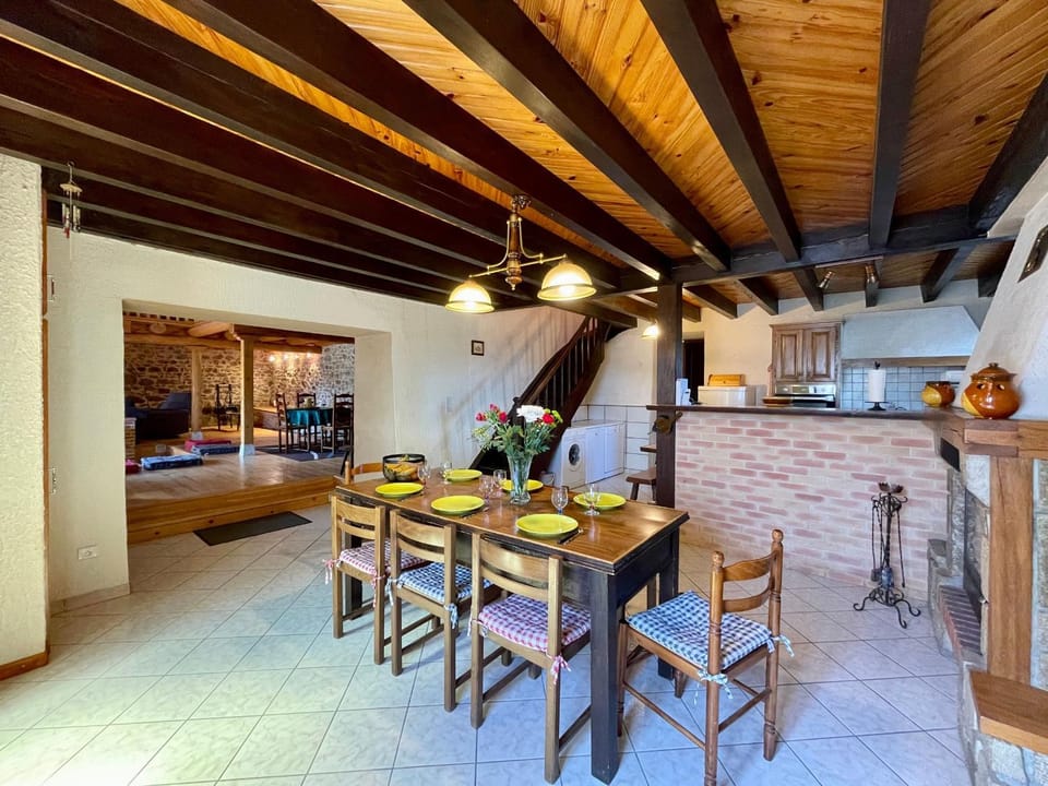 Maison familiale 4 chambres avec jardin, cheminée, poêle à bois, parking et Wi-Fi - FR-1-582-230 House in Auvergne-Rhône-Alpes