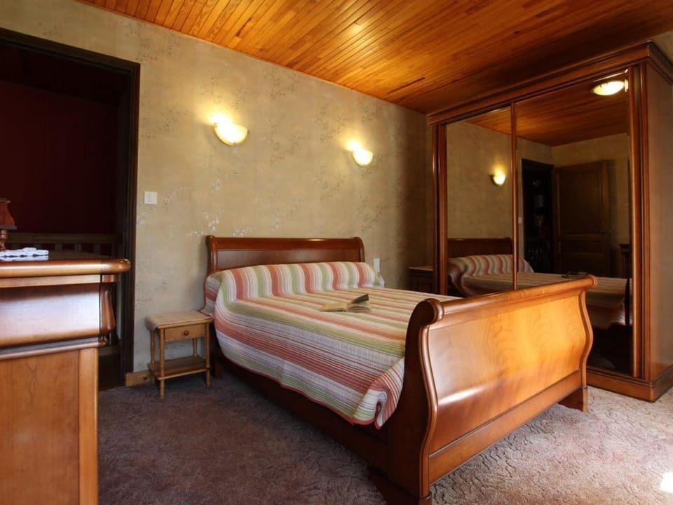 Maison avec cheminée et grand terrain, proche nature et randonnées Country House in Auvergne-Rhône-Alpes
