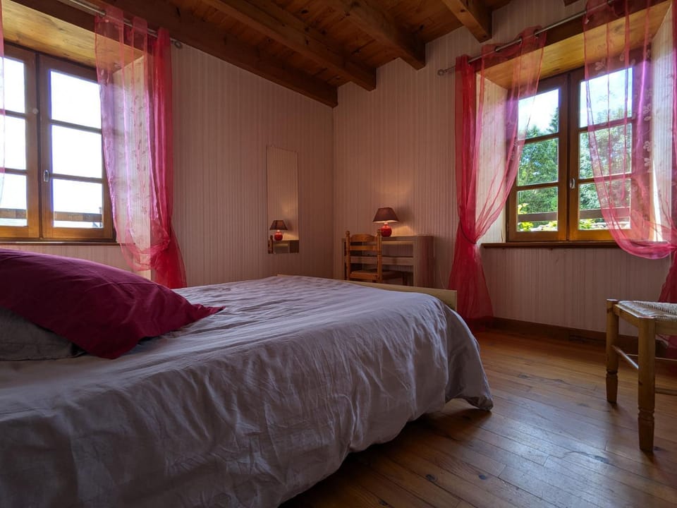 Charmant Gîte en Pierre avec 3 Chambres, Cour et Proximité Activités, Pinols - FR-1-582-252 House in Auvergne-Rhône-Alpes