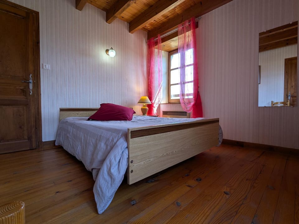 Charmant Gîte en Pierre avec 3 Chambres, Cour et Proximité Activités, Pinols - FR-1-582-252 House in Auvergne-Rhône-Alpes