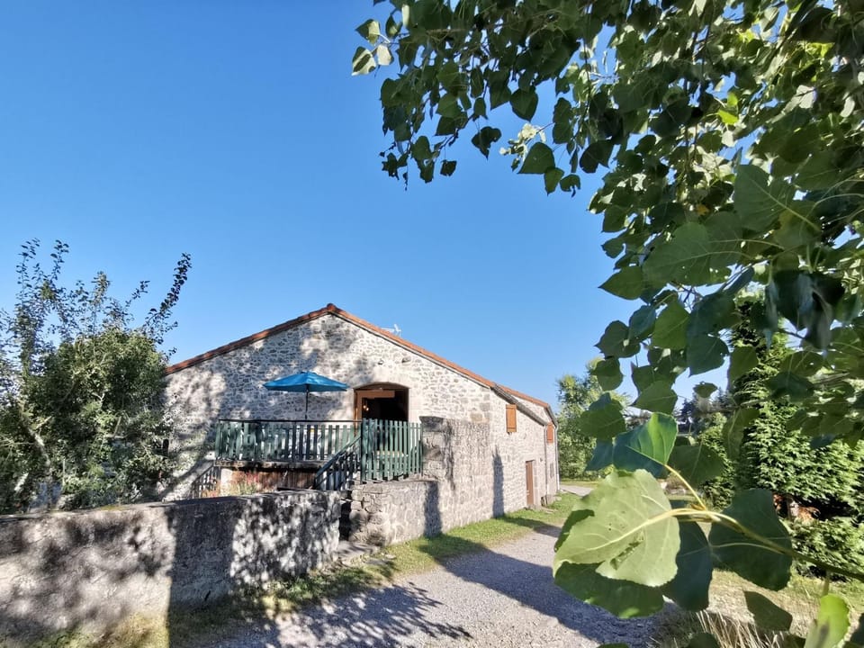 Charmant gîte à Saint-Romain-Lachalm avec terrasse et proximité Dunières - FR-1-582-264 House in Auvergne-Rhône-Alpes