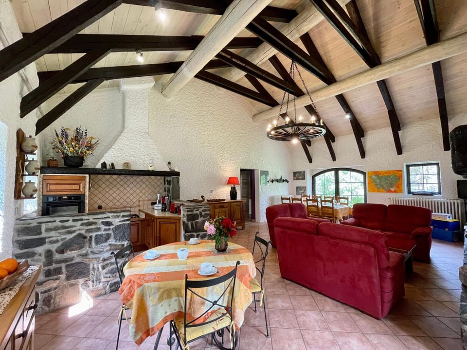 Maison isolée, au cœur des volcans, terrain clos, jeux, confort, cheminée, proche forêts et villages. - FR-1-582-285 House in Auvergne-Rhône-Alpes
