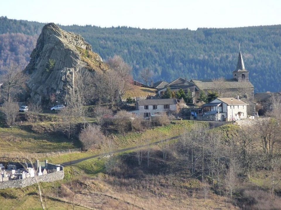 Maison isolée, au cœur des volcans, terrain clos, jeux, confort, cheminée, proche forêts et villages. - FR-1-582-285 House in Auvergne-Rhône-Alpes