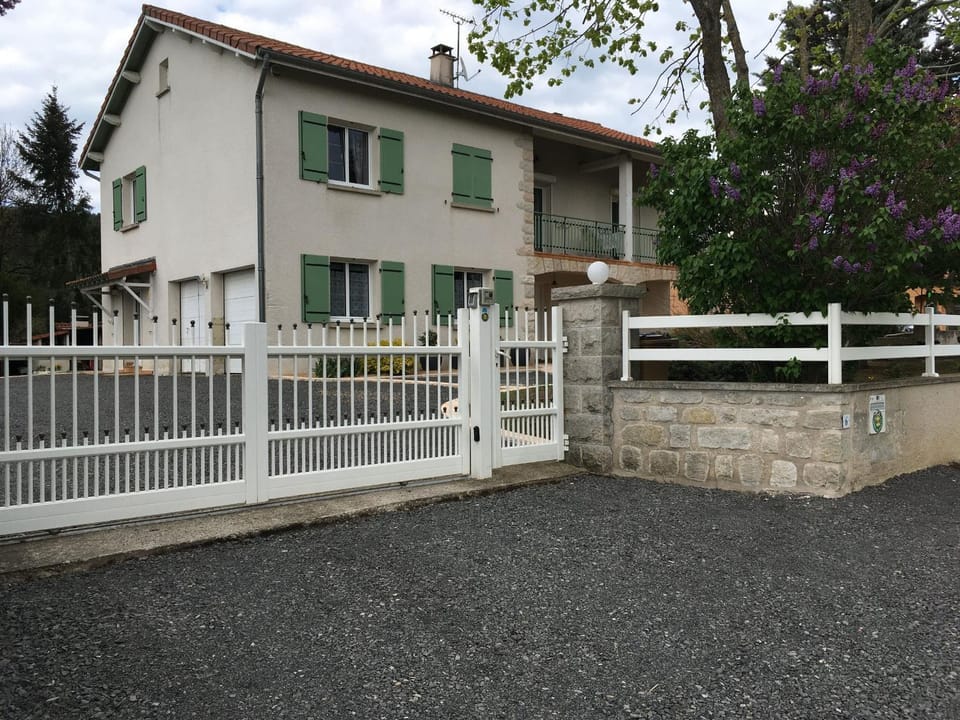 Appartement Spacieux avec Jardin Privatif, Proche du Puy-en-Velay et d'un Golf, WiFi Inclus - FR-1-582-286 Apartment in Auvergne-Rhône-Alpes