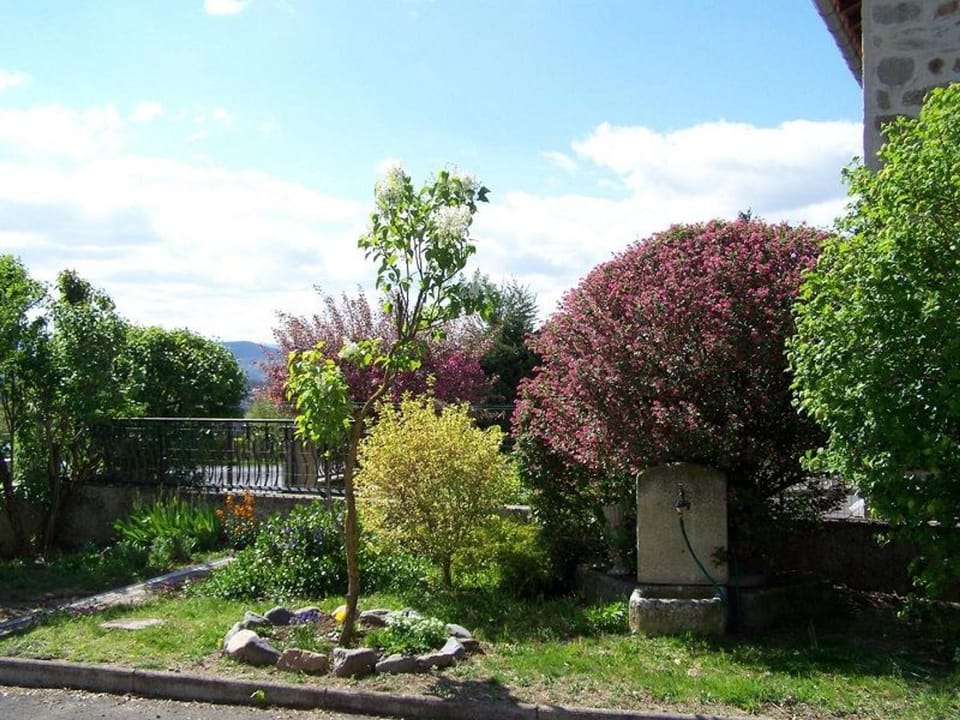 Appartement Spacieux avec Jardin Privatif, Proche du Puy-en-Velay et d'un Golf, WiFi Inclus - FR-1-582-286 Apartment in Auvergne-Rhône-Alpes