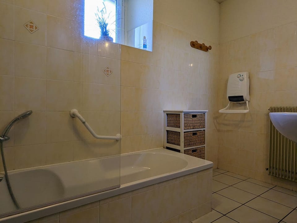 Gîte restauré avec grand terrain clos, salle de jeux, proche du Puy en Velay et Chavaniac-Lafayette - FR-1-582-297 House in Auvergne-Rhône-Alpes