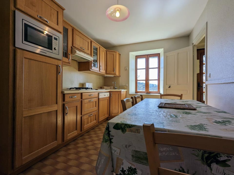 Gîte restauré avec grand terrain clos, salle de jeux, proche du Puy en Velay et Chavaniac-Lafayette - FR-1-582-297 House in Auvergne-Rhône-Alpes