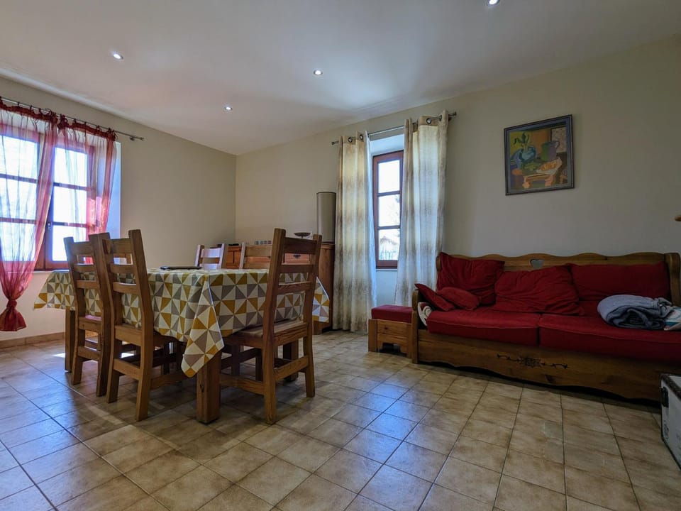 Gîte restauré avec grand terrain clos, salle de jeux, proche du Puy en Velay et Chavaniac-Lafayette - FR-1-582-297 House in Auvergne-Rhône-Alpes