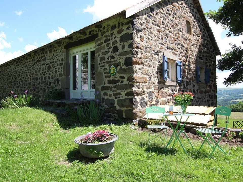 Location authentique avec cheminée et toit de chaume, proche nature et activités à St-Front - FR-1-582-291 House in Auvergne-Rhône-Alpes
