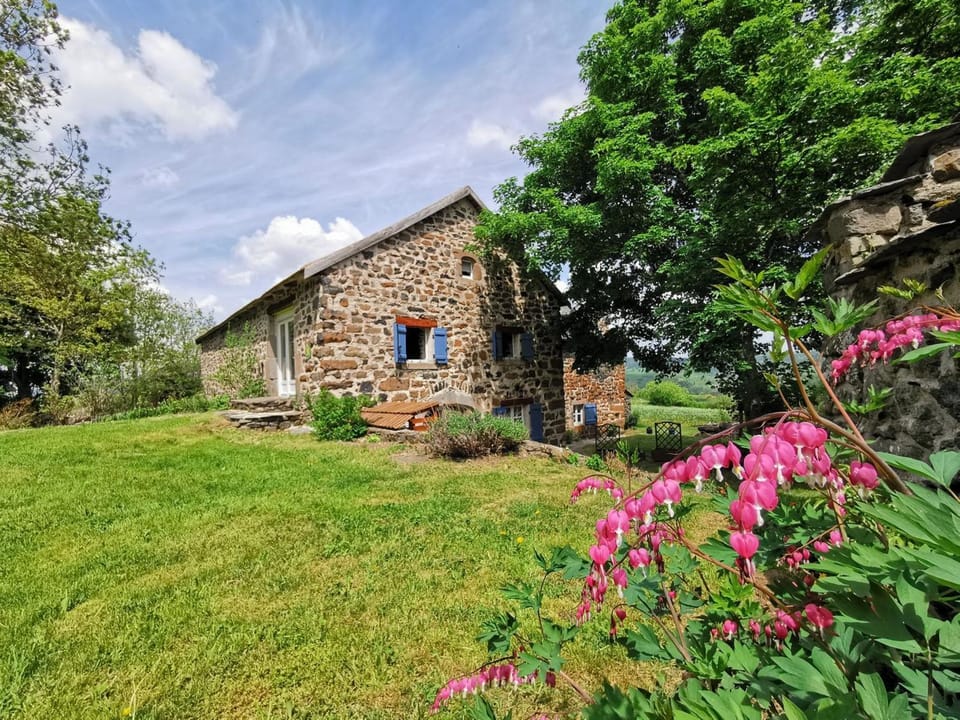 Location authentique avec cheminée et toit de chaume, proche nature et activités à St-Front - FR-1-582-291 House in Auvergne-Rhône-Alpes