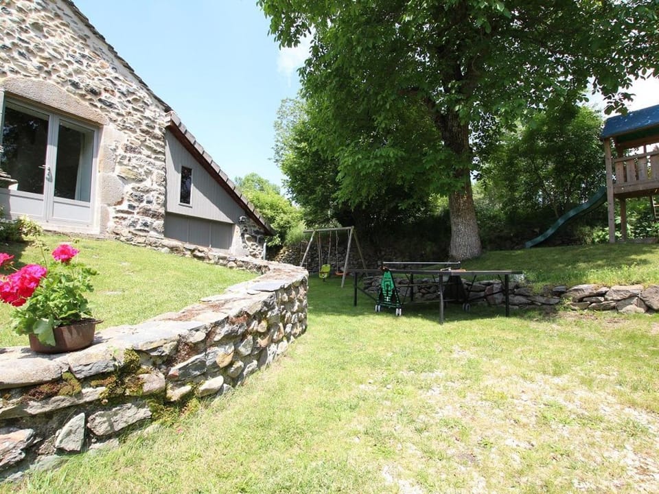 Gîte familial restauré avec jardin clos, équipements bébé, animaux acceptés, proche St-Julien-Chapteuil - FR-1-582-296 House in Auvergne-Rhône-Alpes
