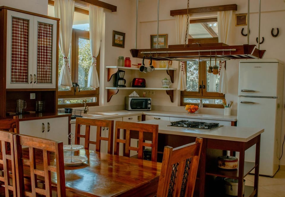 Kitchen or kitchenette, Dining area, minibar, oven, pet friendly, stove, toaster