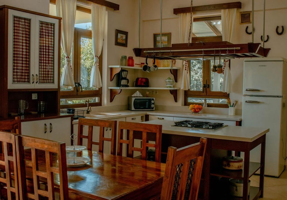 Kitchen or kitchenette, Dining area, minibar, oven, pet friendly, stove, toaster