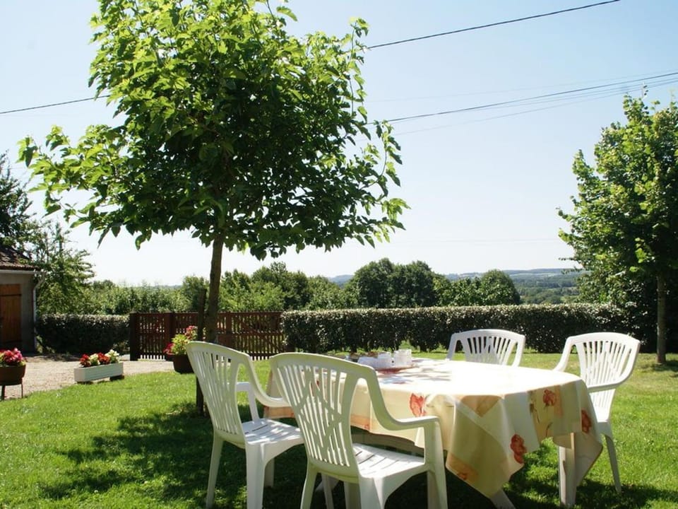 Gîte indépendant avec cour fermée à 1km du village - FR-1-590-177 House in Centre-Val de Loire